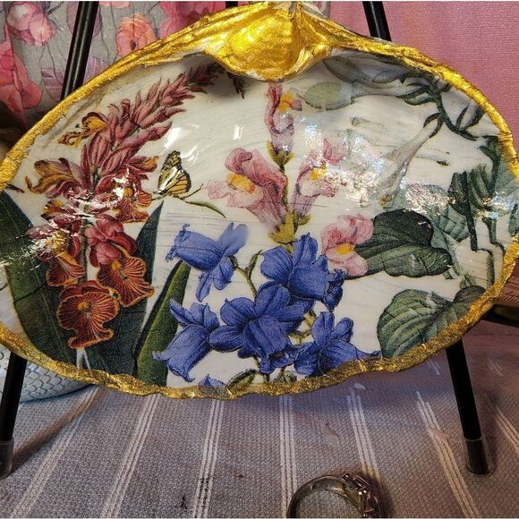DECOUPAGE CLAM SHELL DECOUPAGE FLOWERS 💐 ON A CLAM SHELL TRINKET DISH - Picture 1 of 10